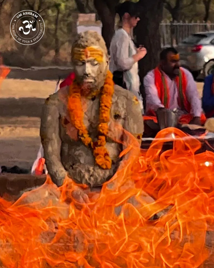 Param Pujya Mahamandaleshwar Swami Avatar Puri Ji Maharaj meditating motionless surrounded by five fires.